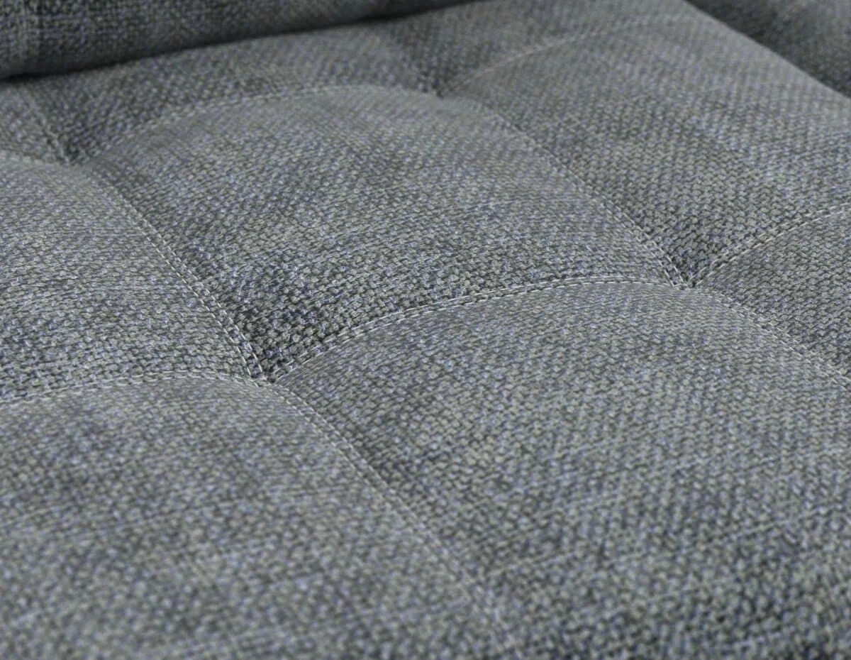 Декоративная строчка армированной нитью и двойная утяжка надолго сохранит внешний вид дивана.