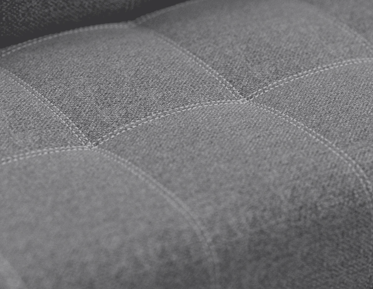 Декоративная строчка армированной нитью и двойная утяжка надолго сохранят внешний вид дивана.