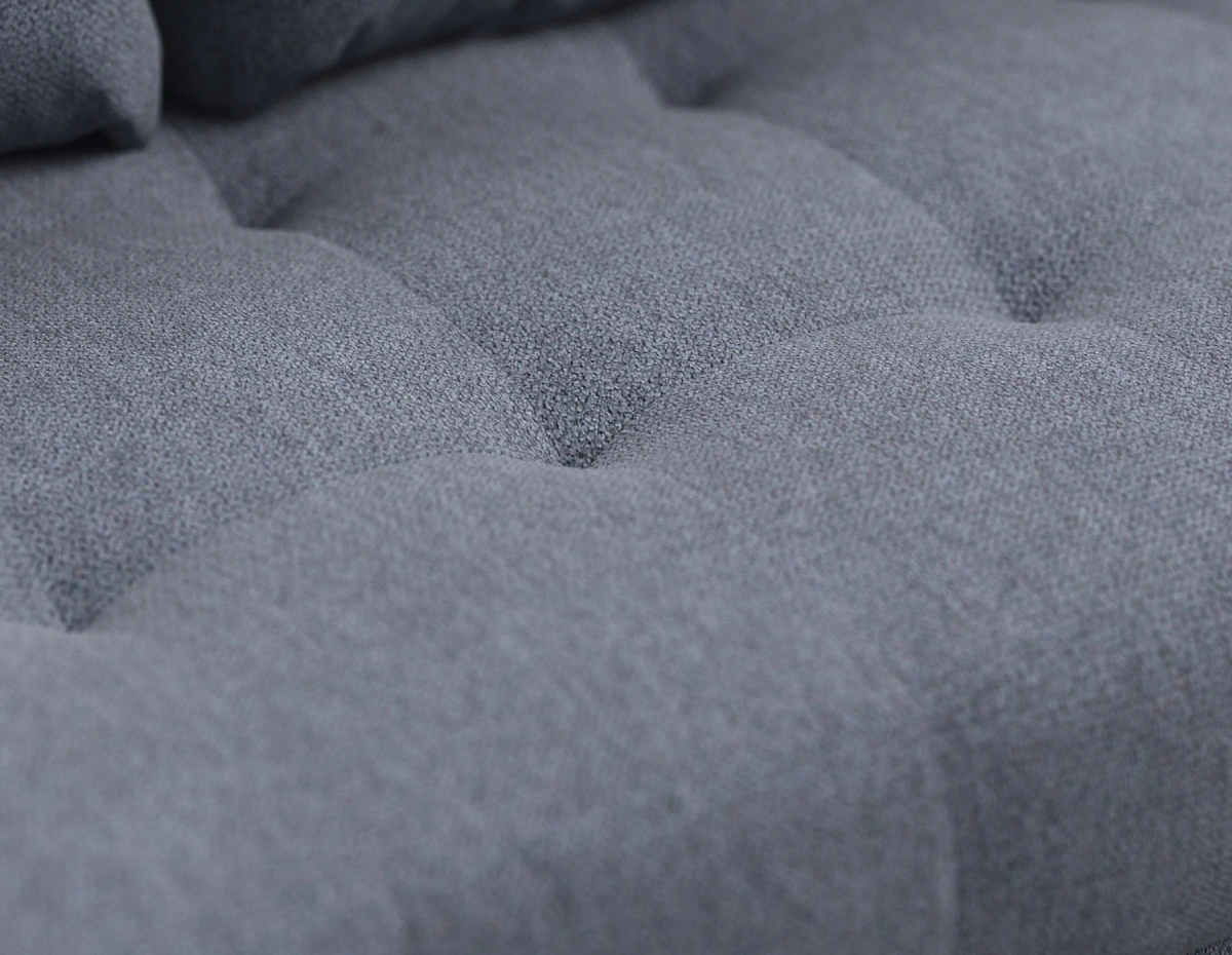 Сиденье с декоративными утяжками армированной нитью идеально фиксирует чехол от растяжения.