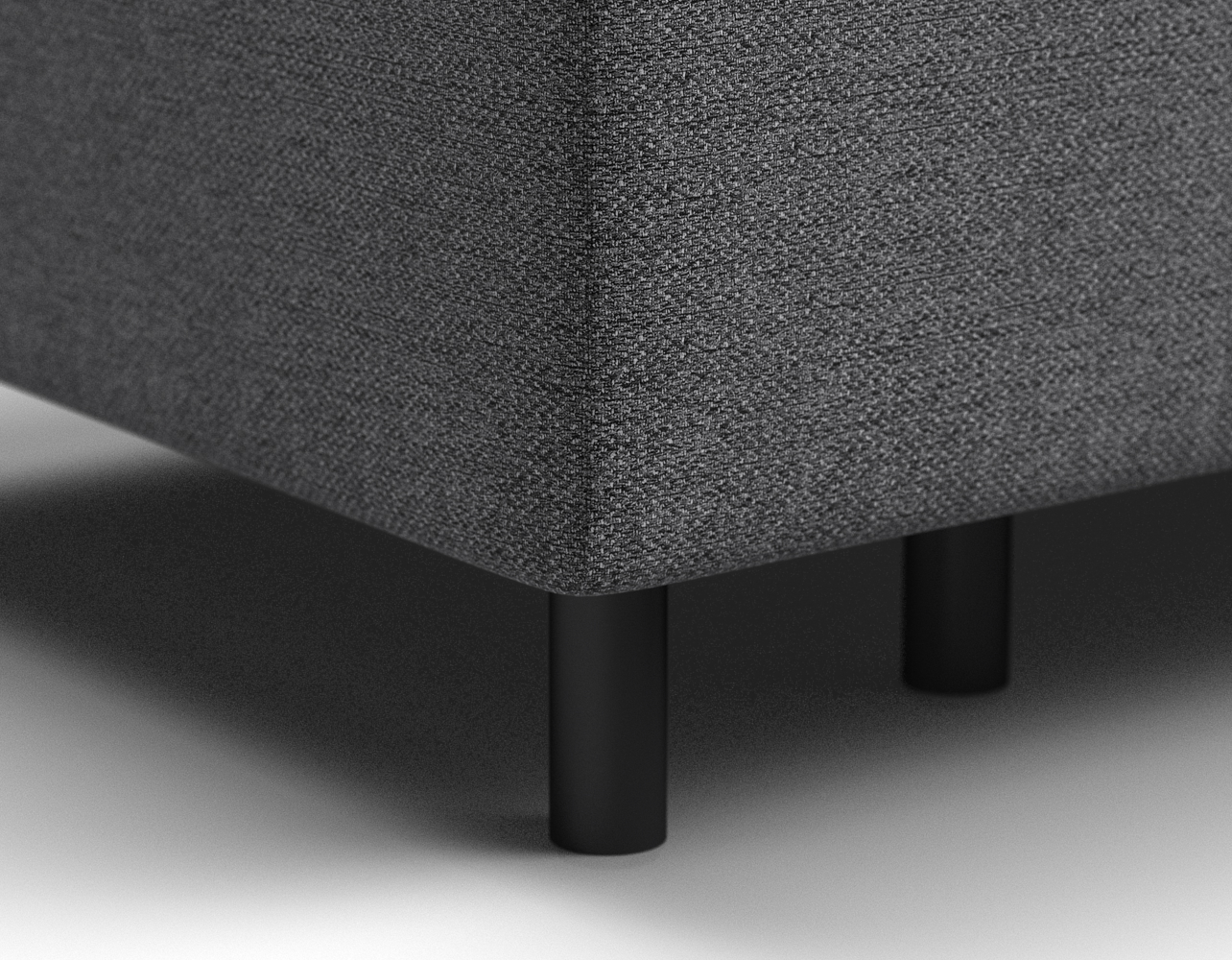 Черные матовые опоры из высокопрочной стали обеспенчивают надежность конструкции и устойчивость дивана