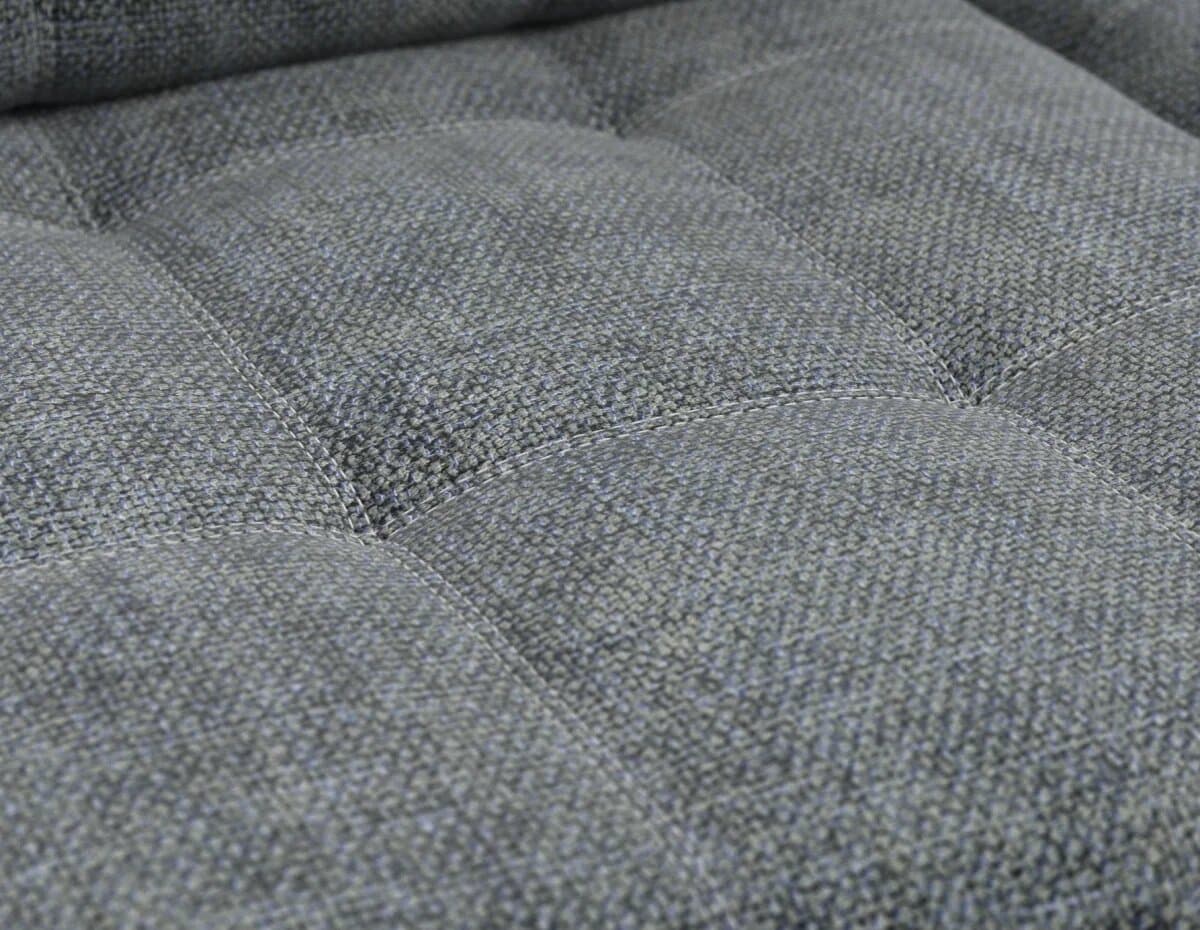 Декоративная строчка армированной нитью и двойная утяжка надолго сохранит внешний вид дивана.