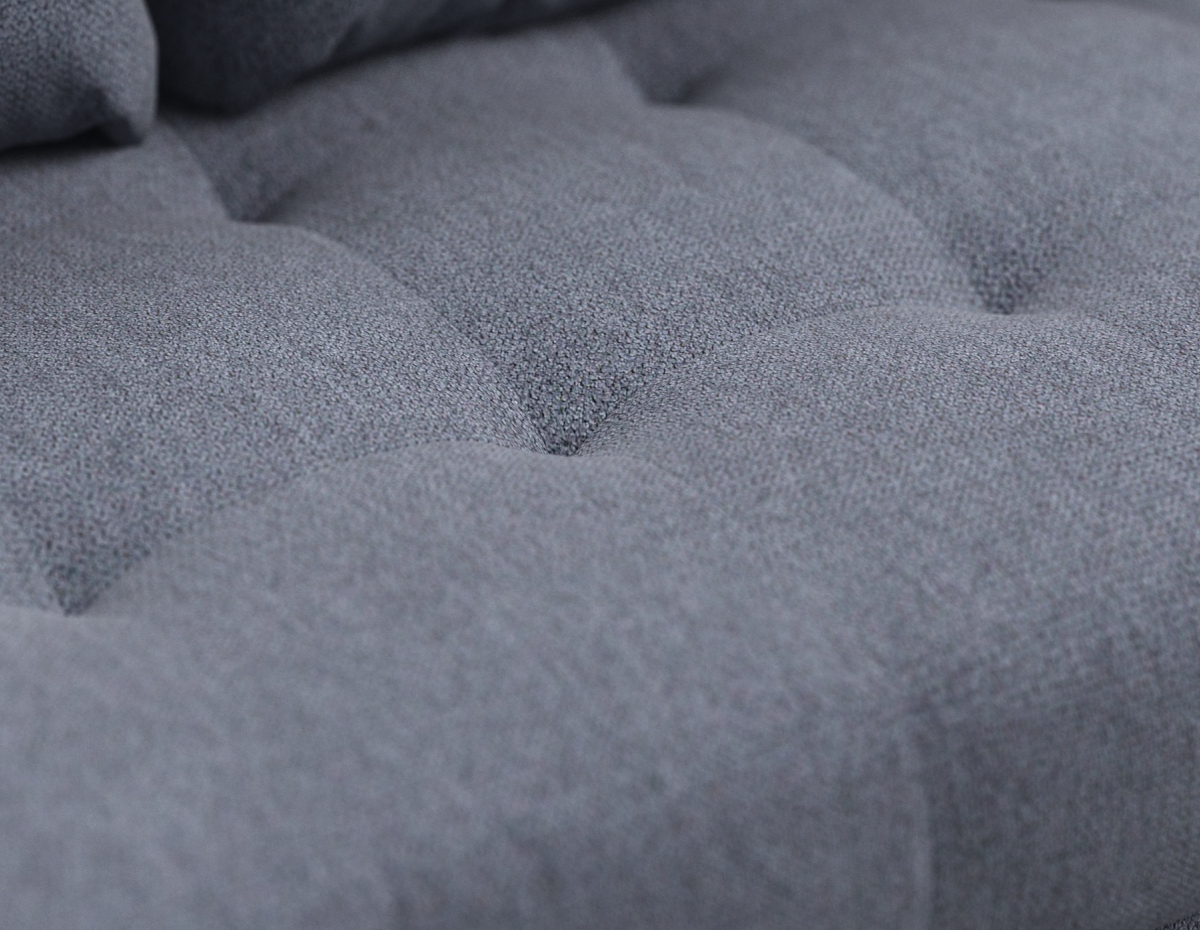 Сиденье с декоративными утяжками армированной нитью идеально фиксирует чехол от растяжения.